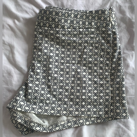 Express Shorts sz 6 Cotton | Side Zip | Excellent Condition - Picture 4 of 7
